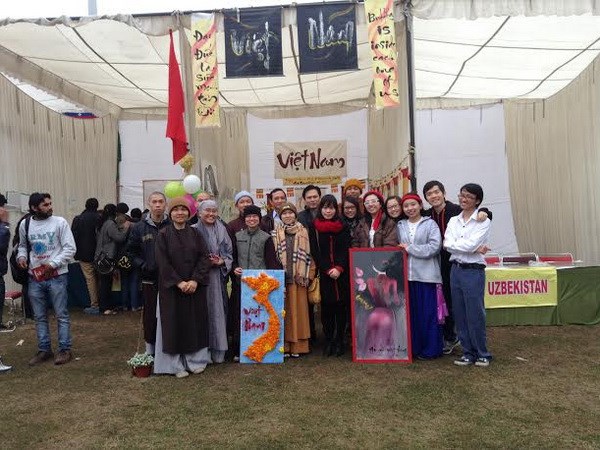 Vietnamese students attend international cultural festival in India